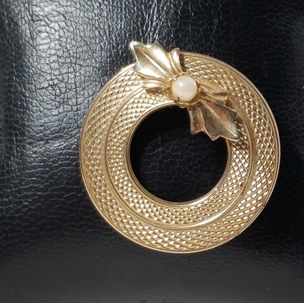 GOLD TONE ROUND CHRISTMAS BROOCH/PIN
